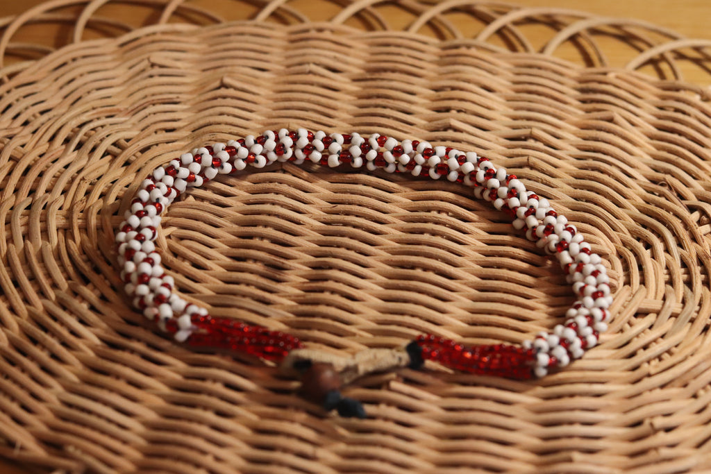 赤と白色のネックレス。