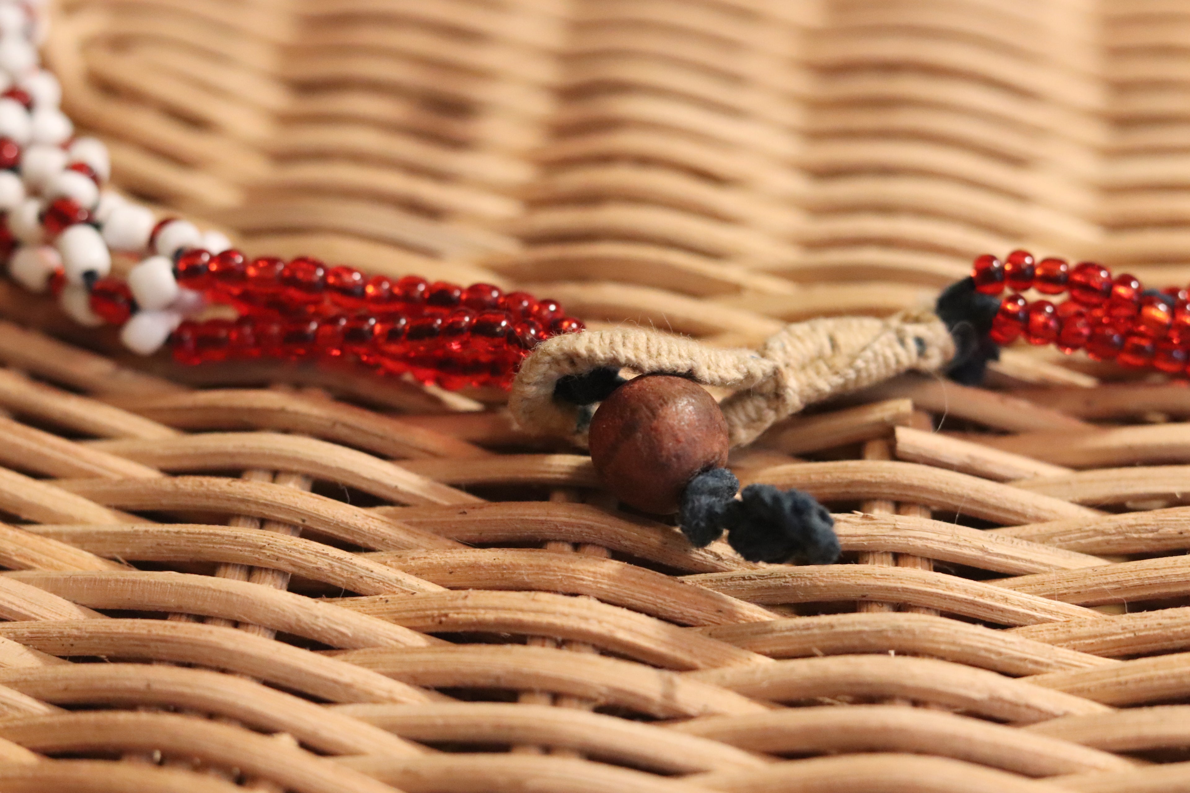 赤と白色のネックレス。