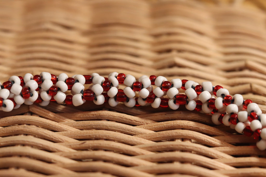 赤と白色のネックレス。