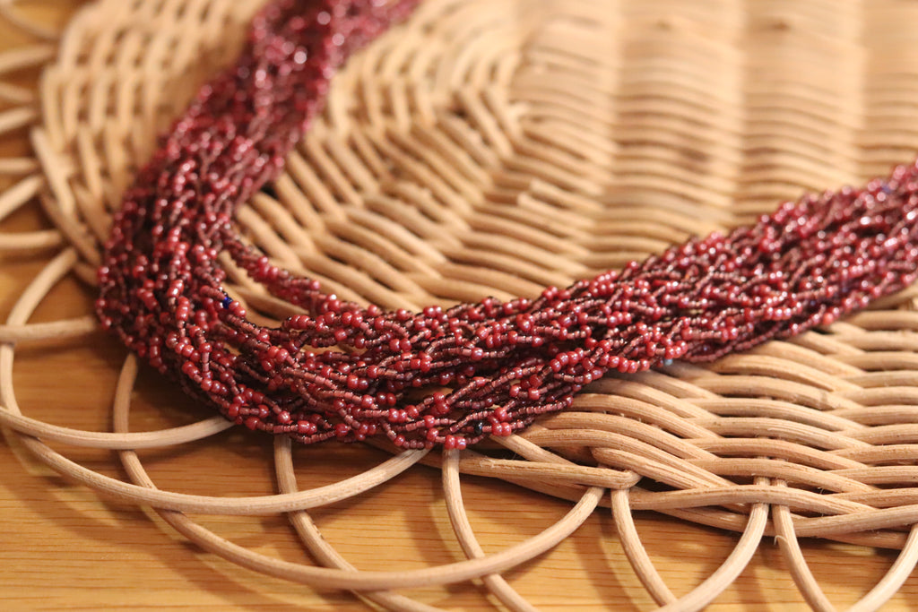 あずき色のネックレス。