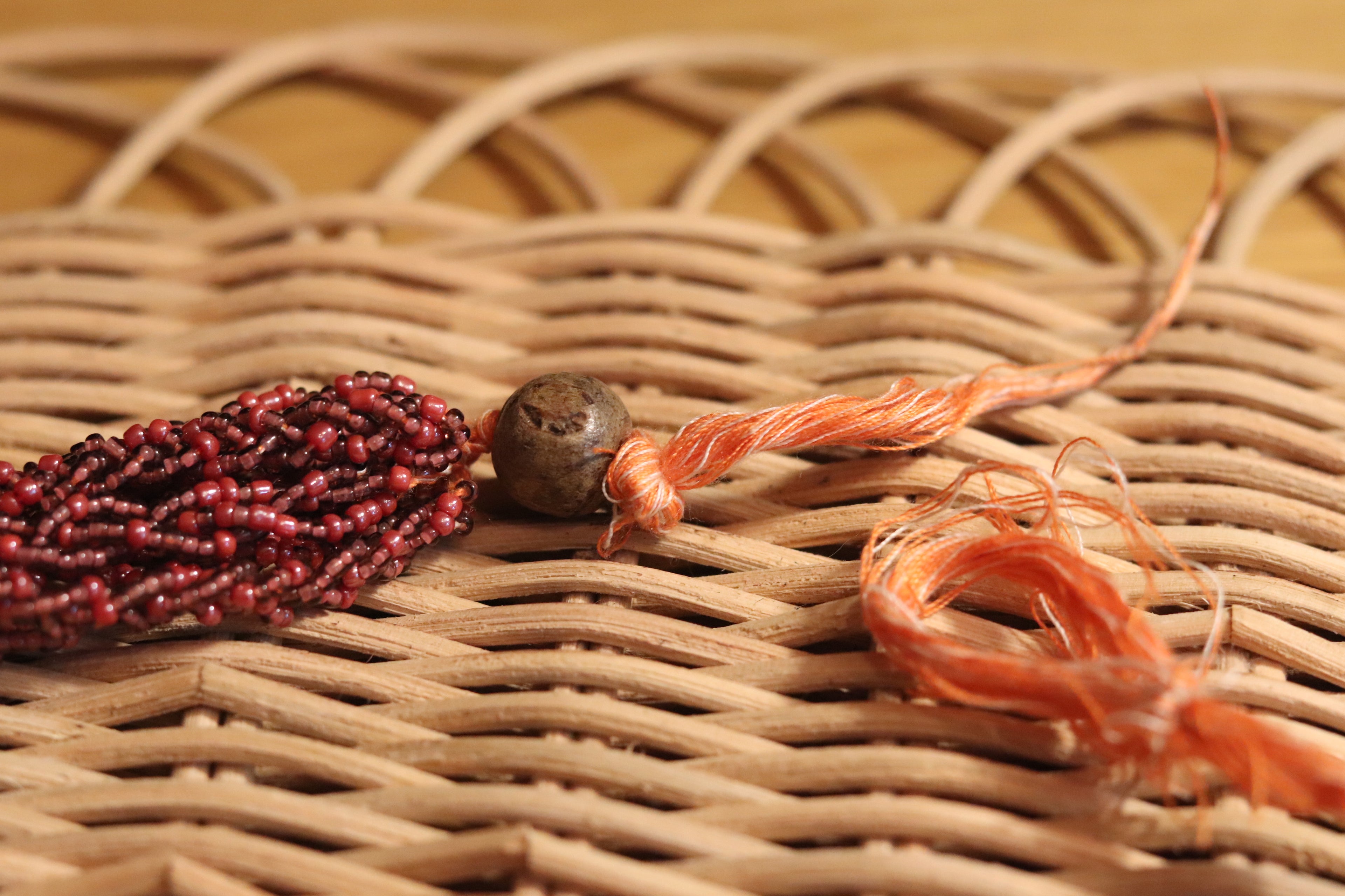 あずき色のネックレス。