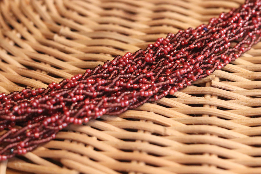 あずき色のネックレス。