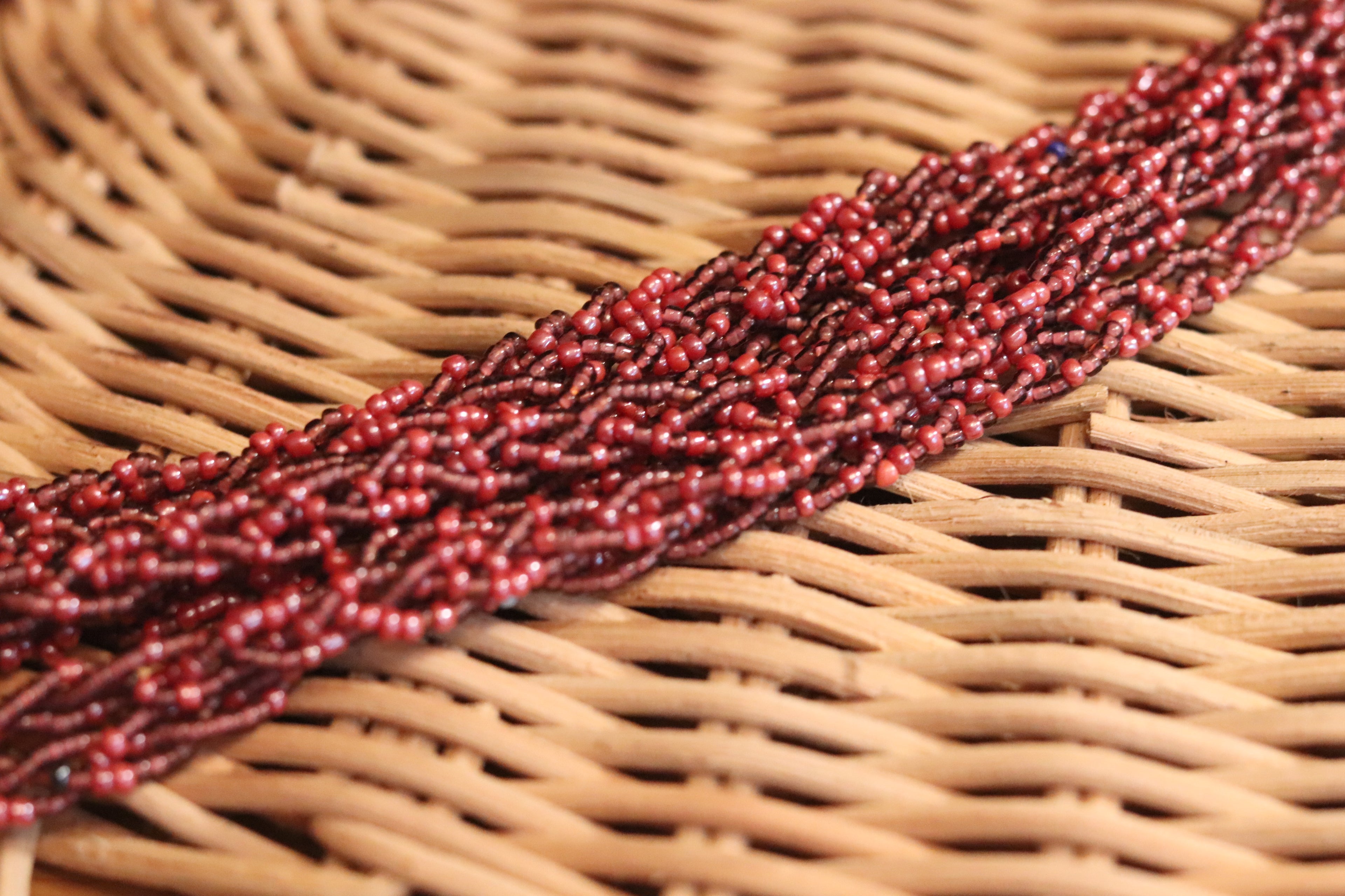 あずき色のネックレス。