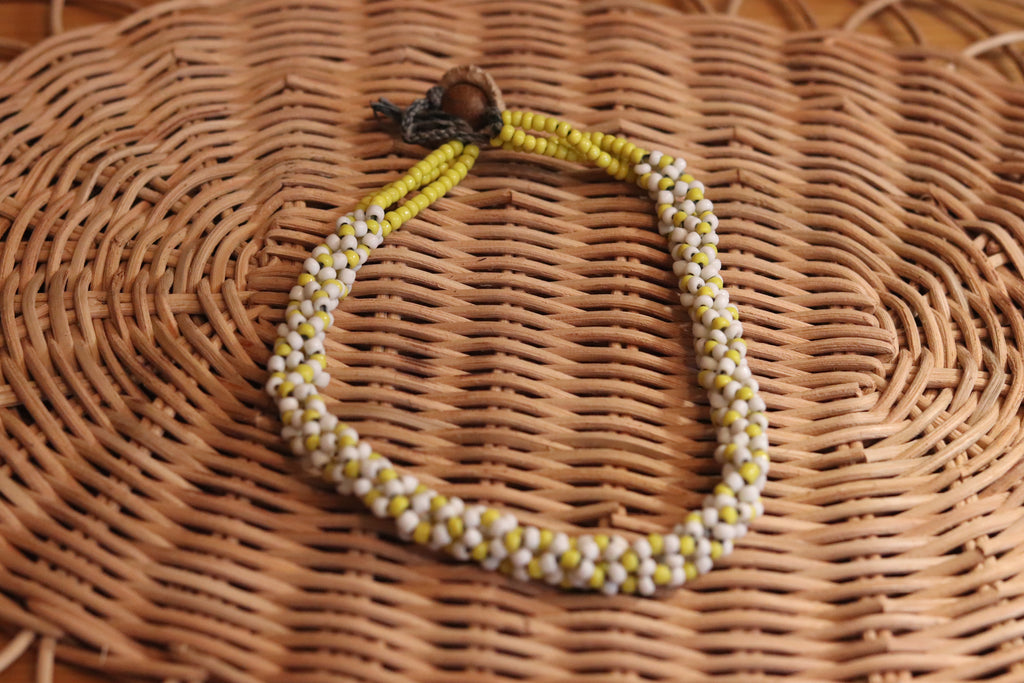 白と黄色のネックレス。