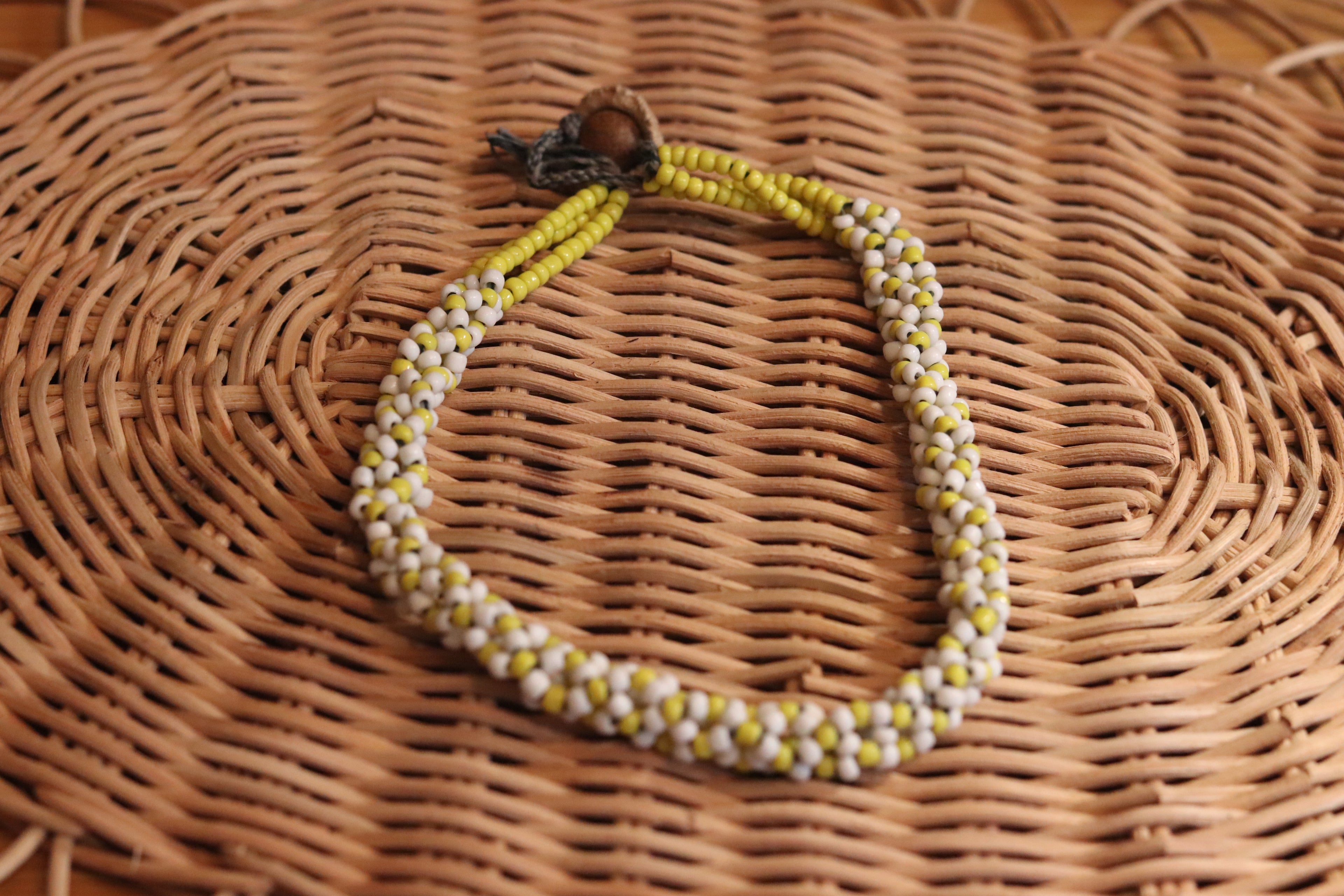 白と黄色のネックレス。