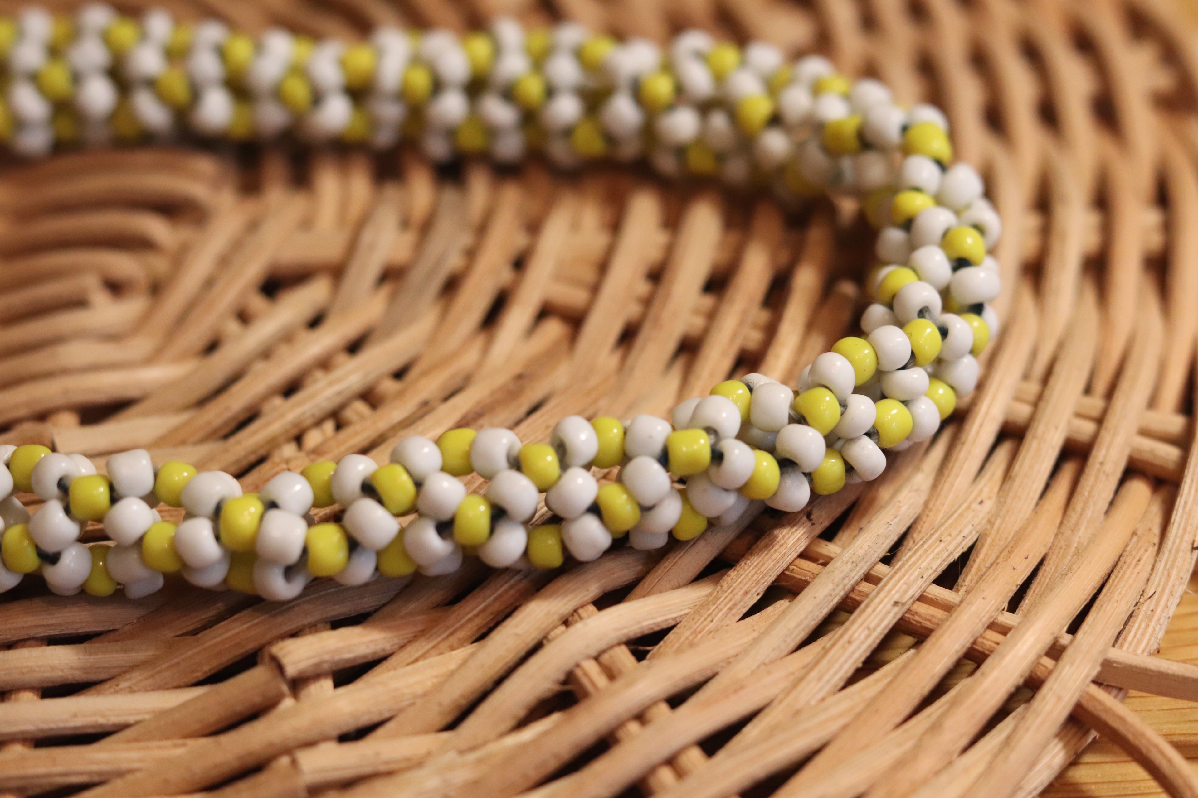 白と黄色のネックレス。