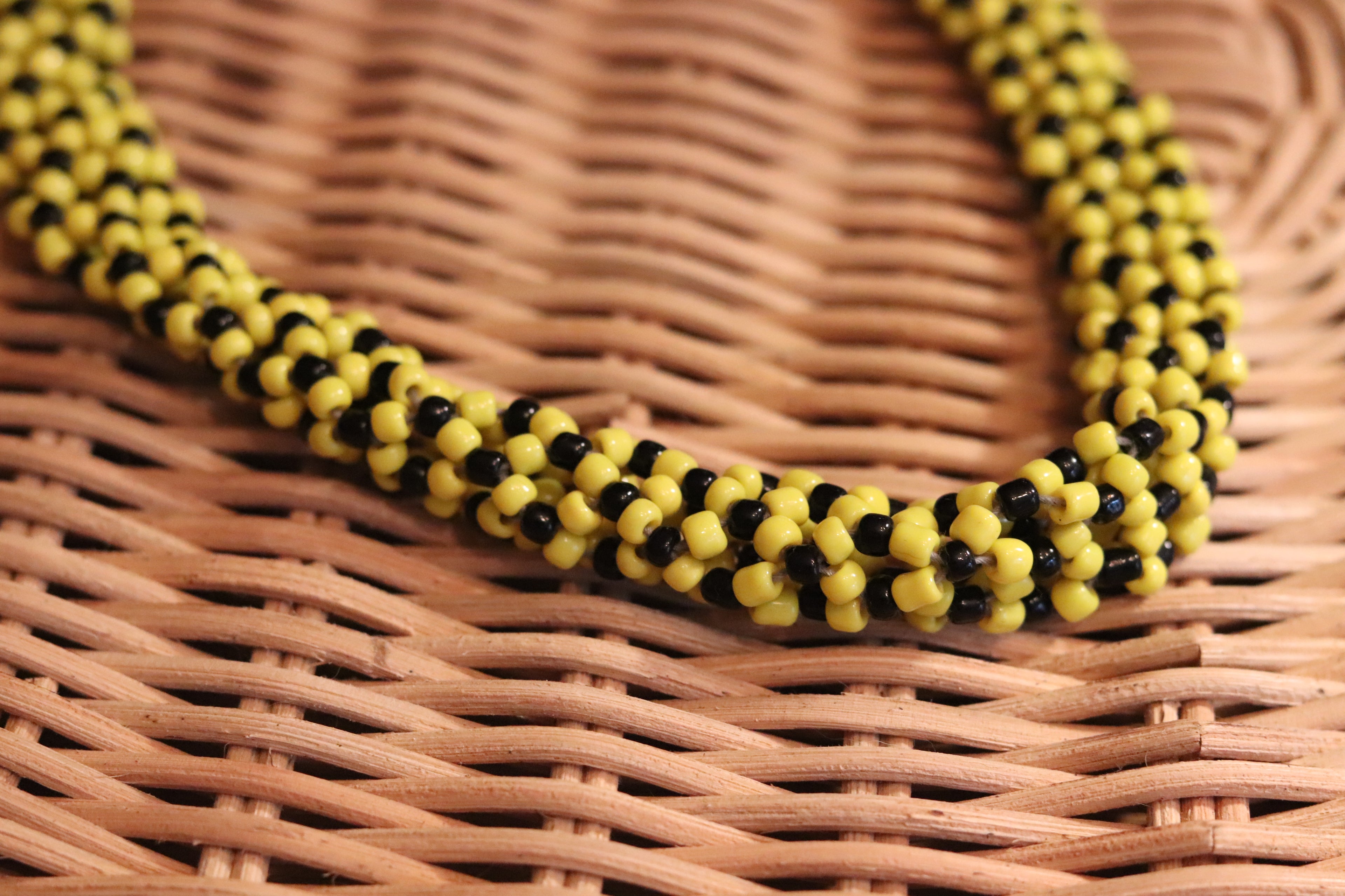 黒と黄色のネックレス