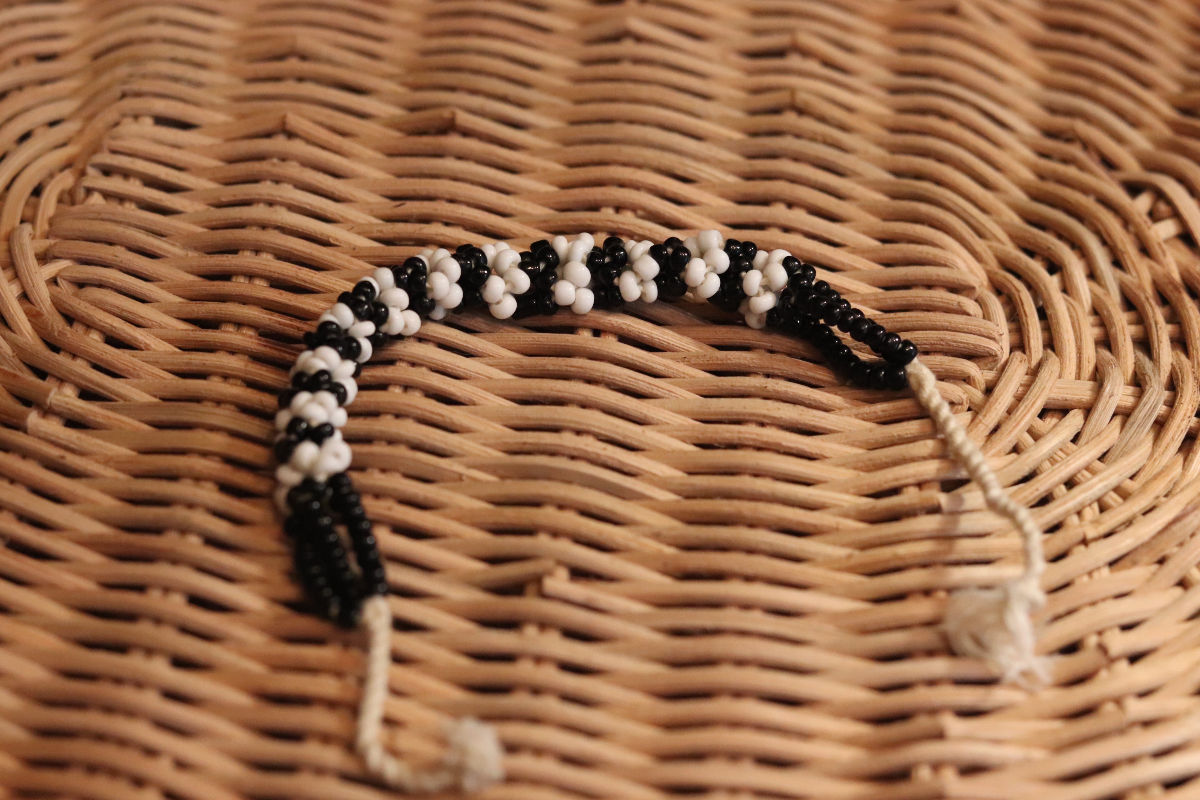 黒と白のブレスレット(細め)