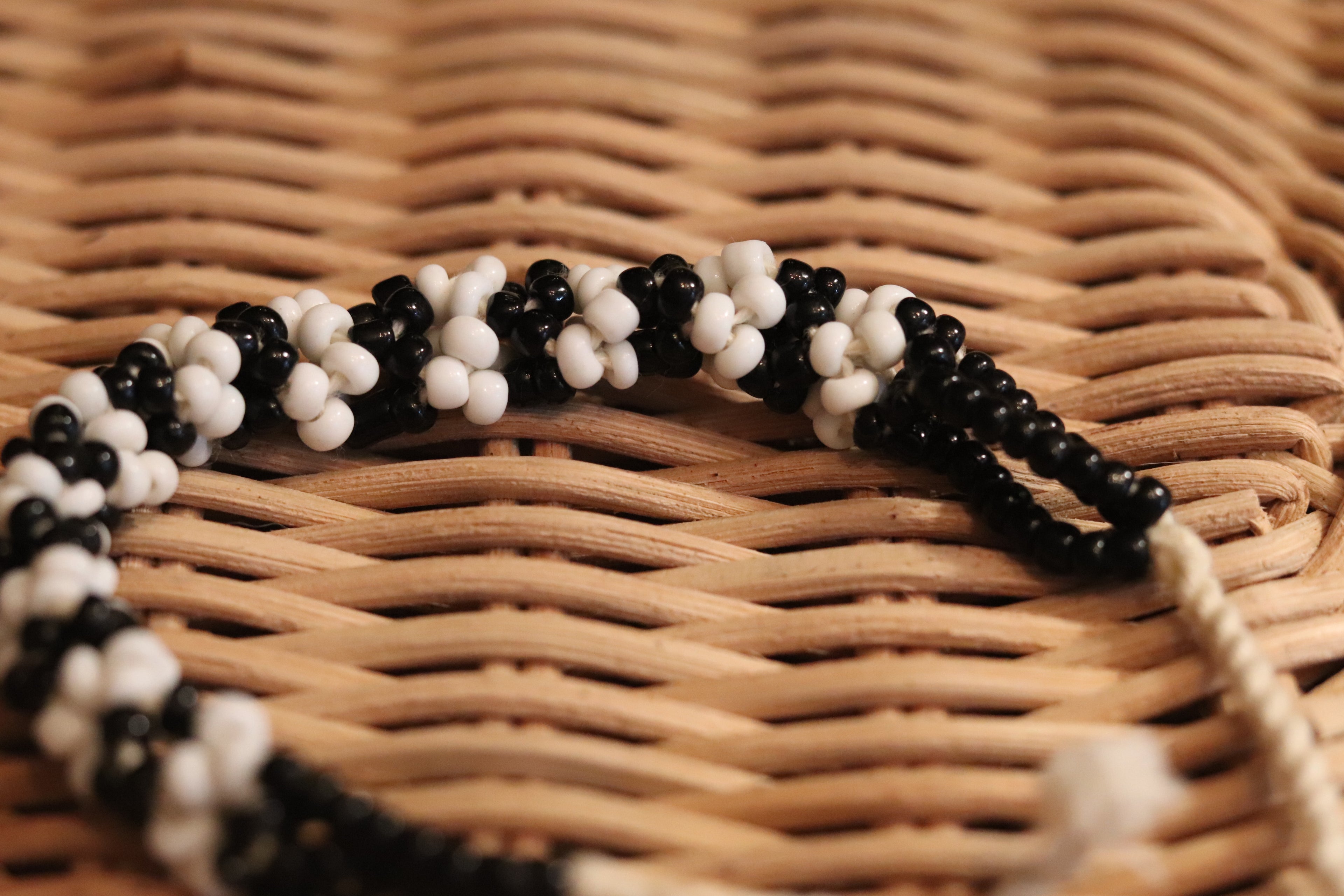 黒と白のブレスレット(細め)