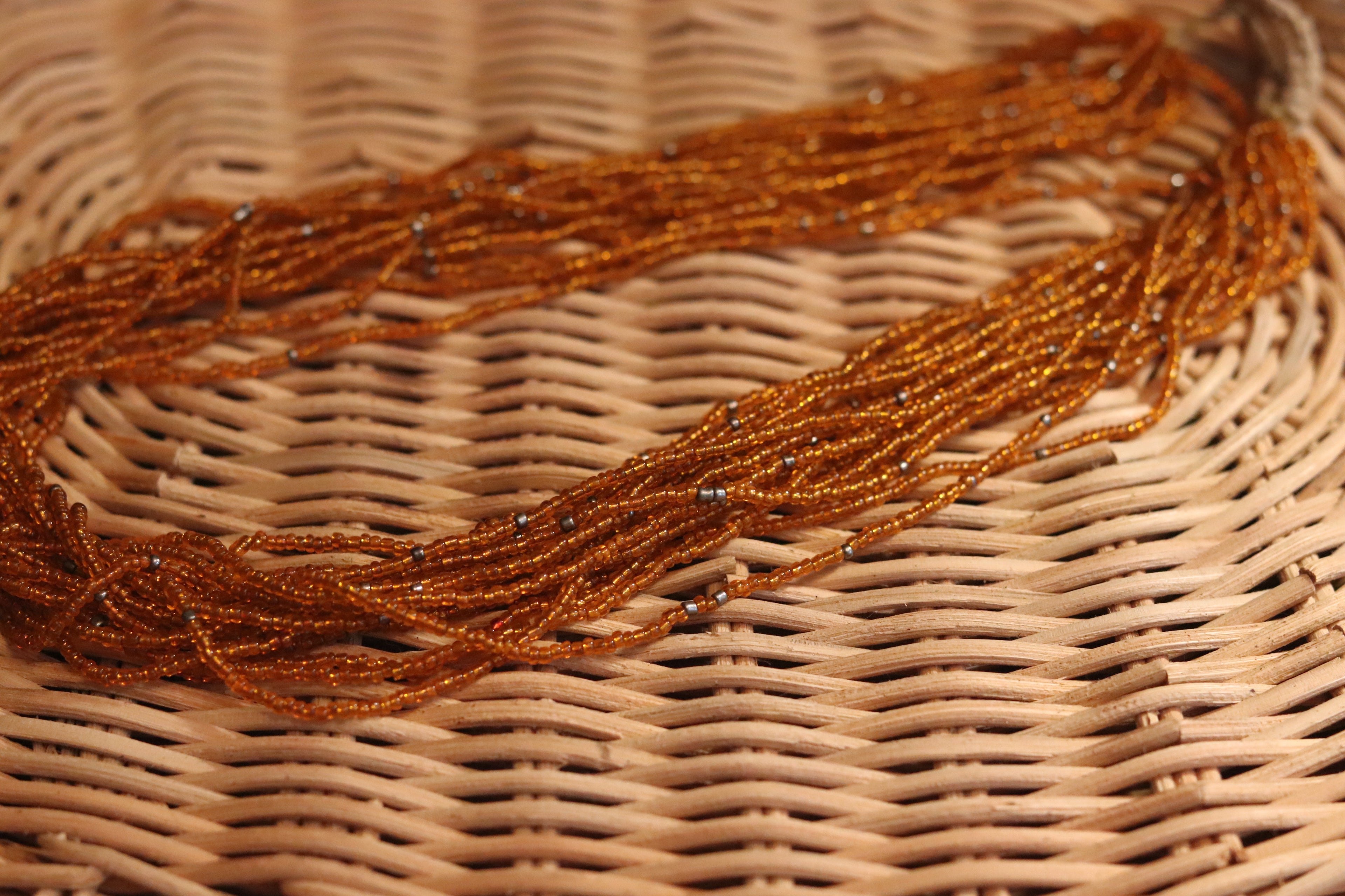 橙色のネックレス。