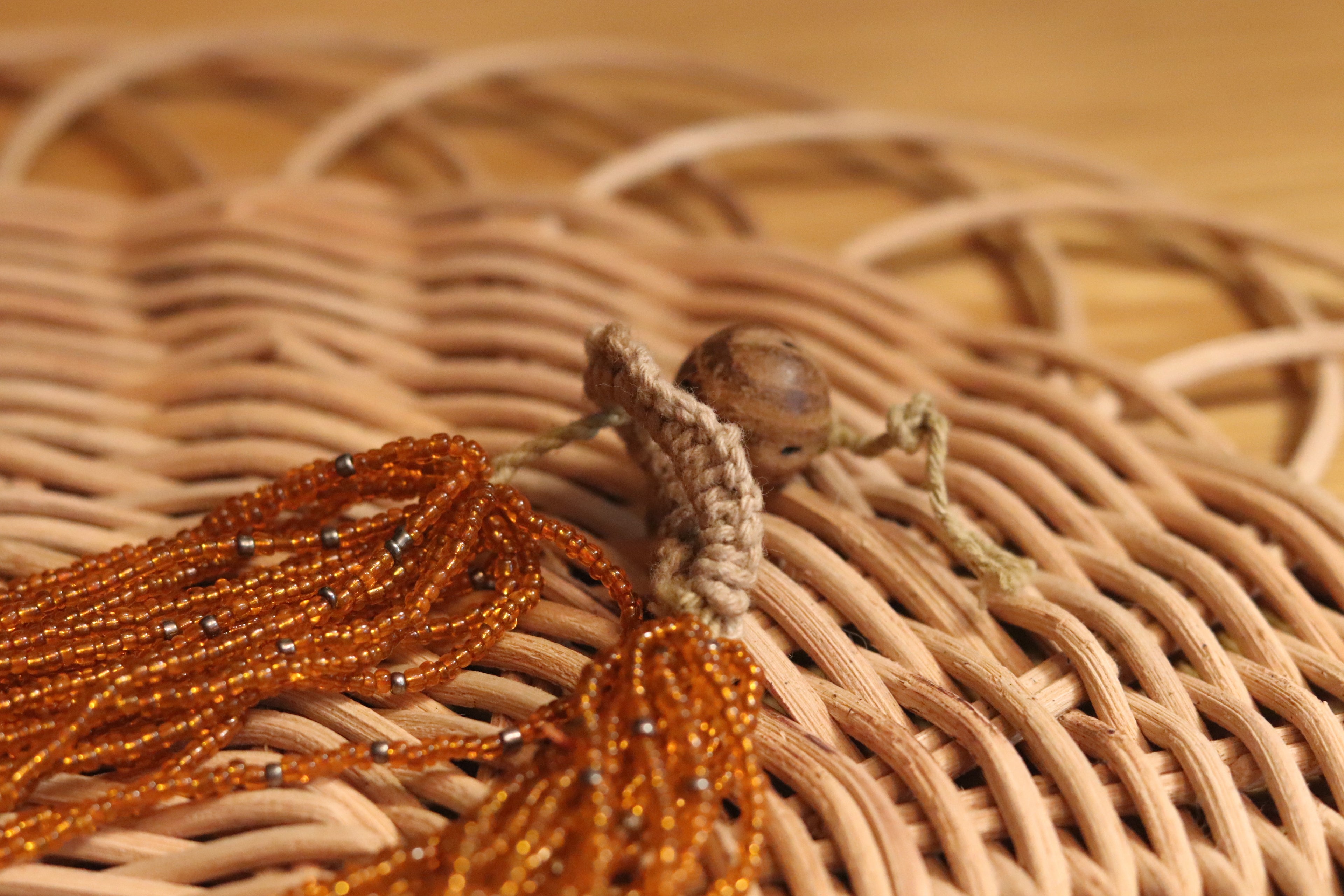 橙色のネックレス。