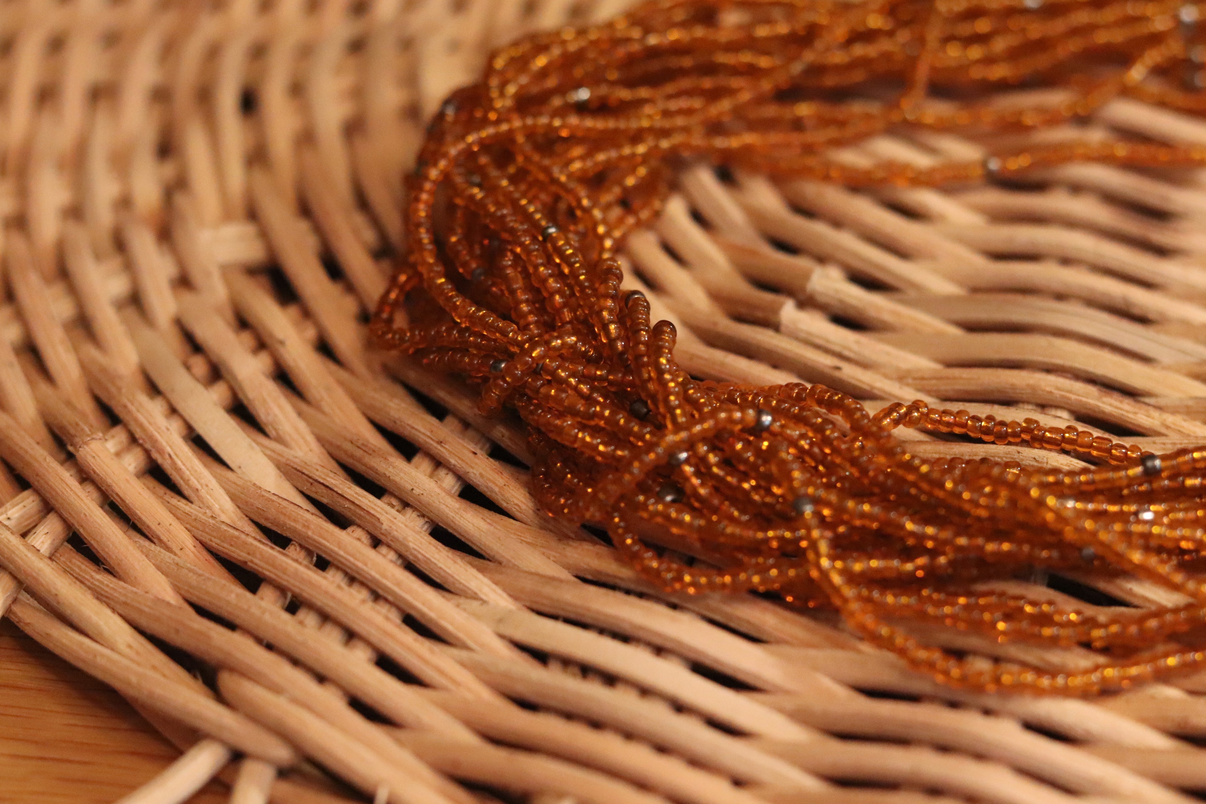 橙色のネックレス。