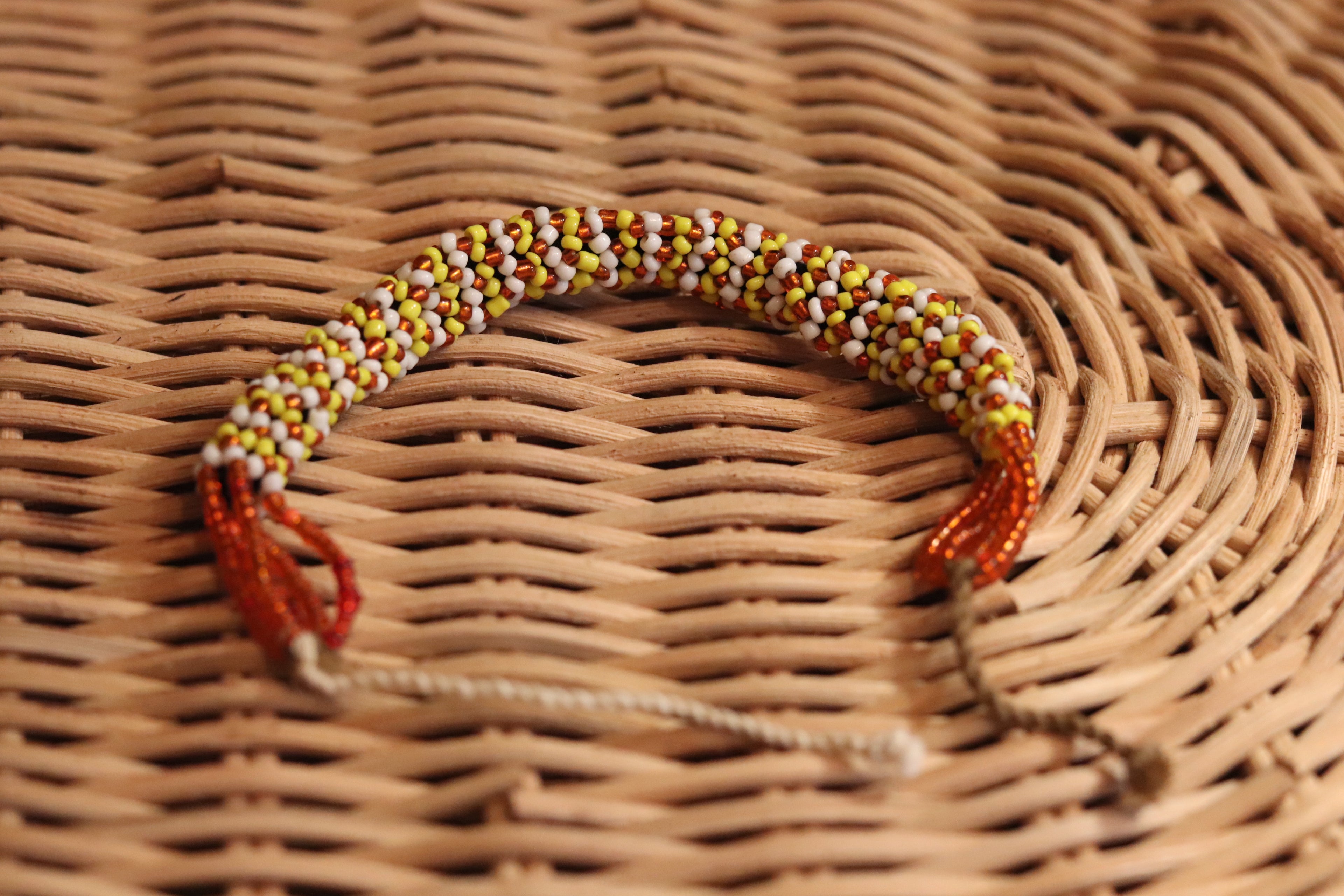 白と橙と黄色のブレスレット