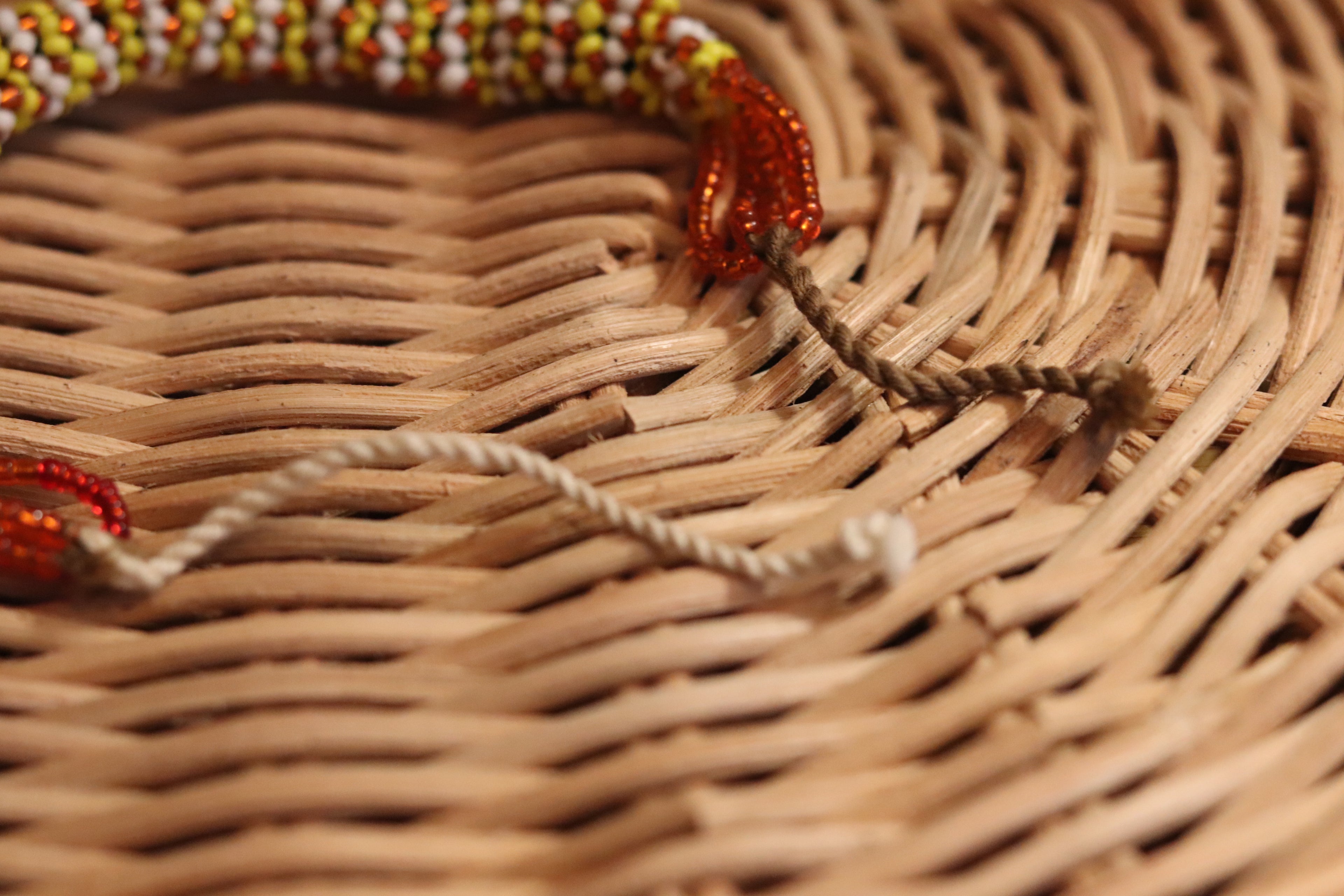 白と橙と黄色のブレスレット