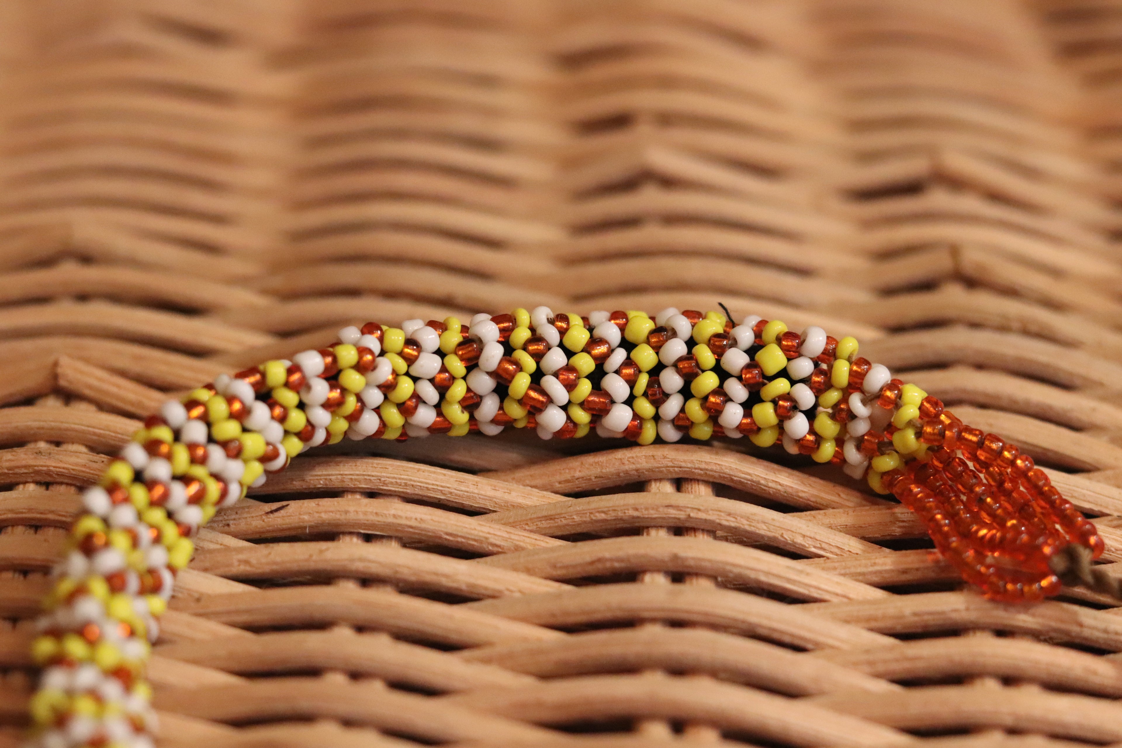 白と橙と黄色のブレスレット