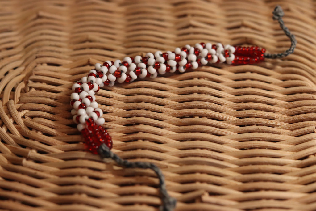 赤と白のブレスレット
