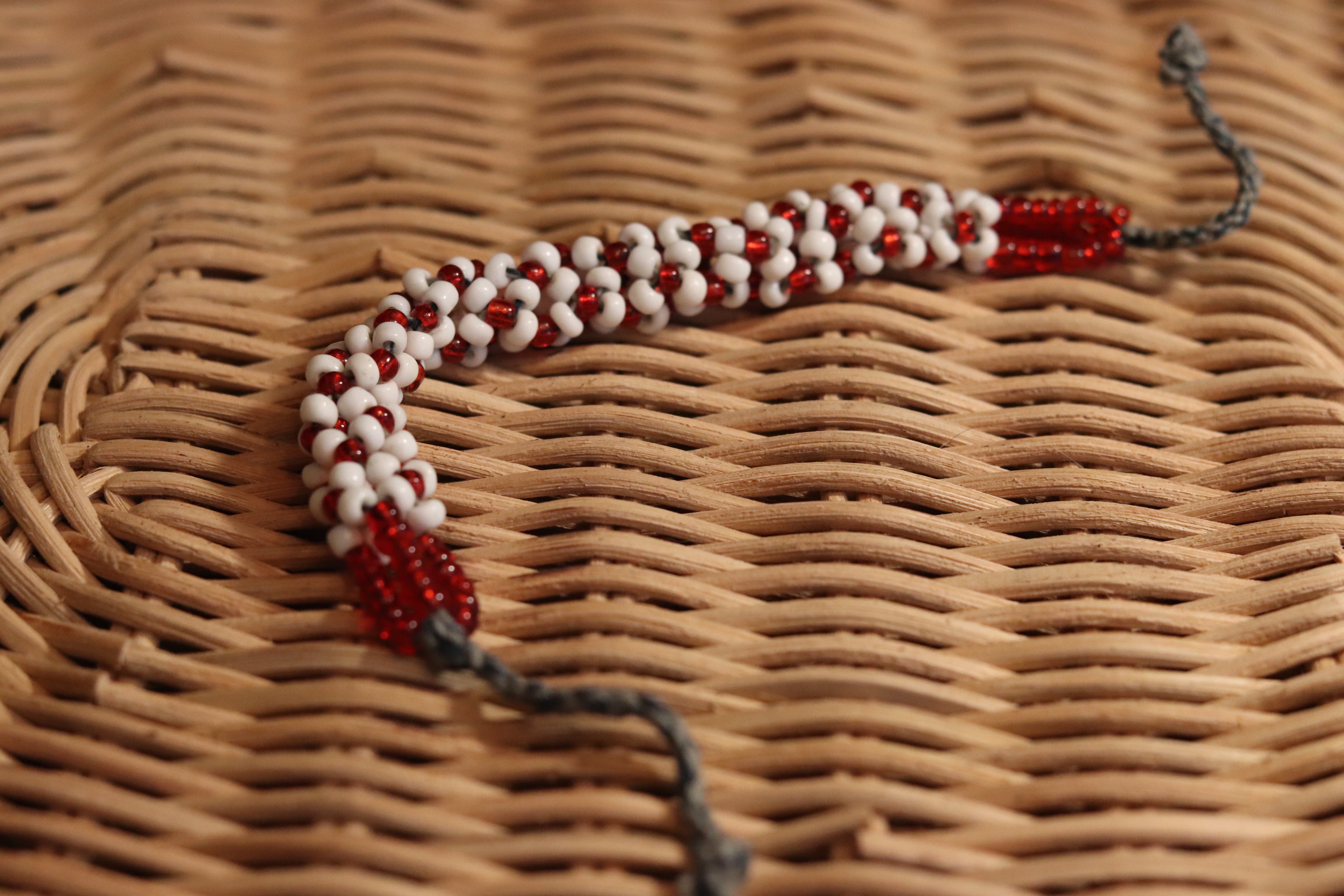 赤と白のブレスレット