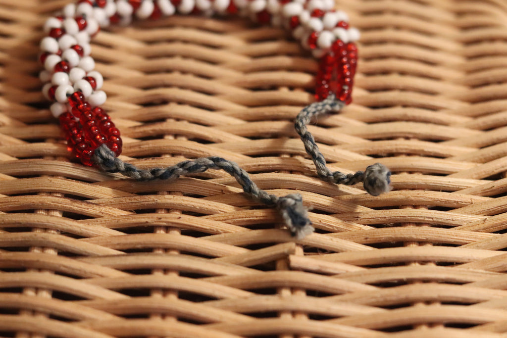 赤と白のブレスレット