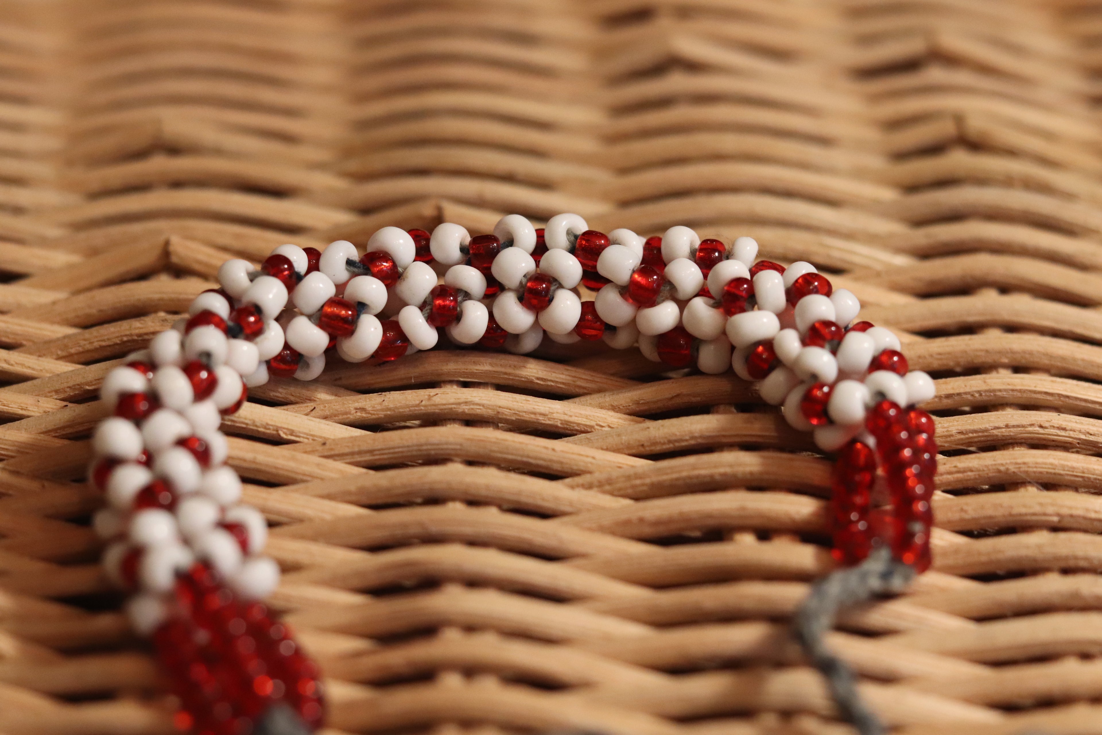 赤と白のブレスレット