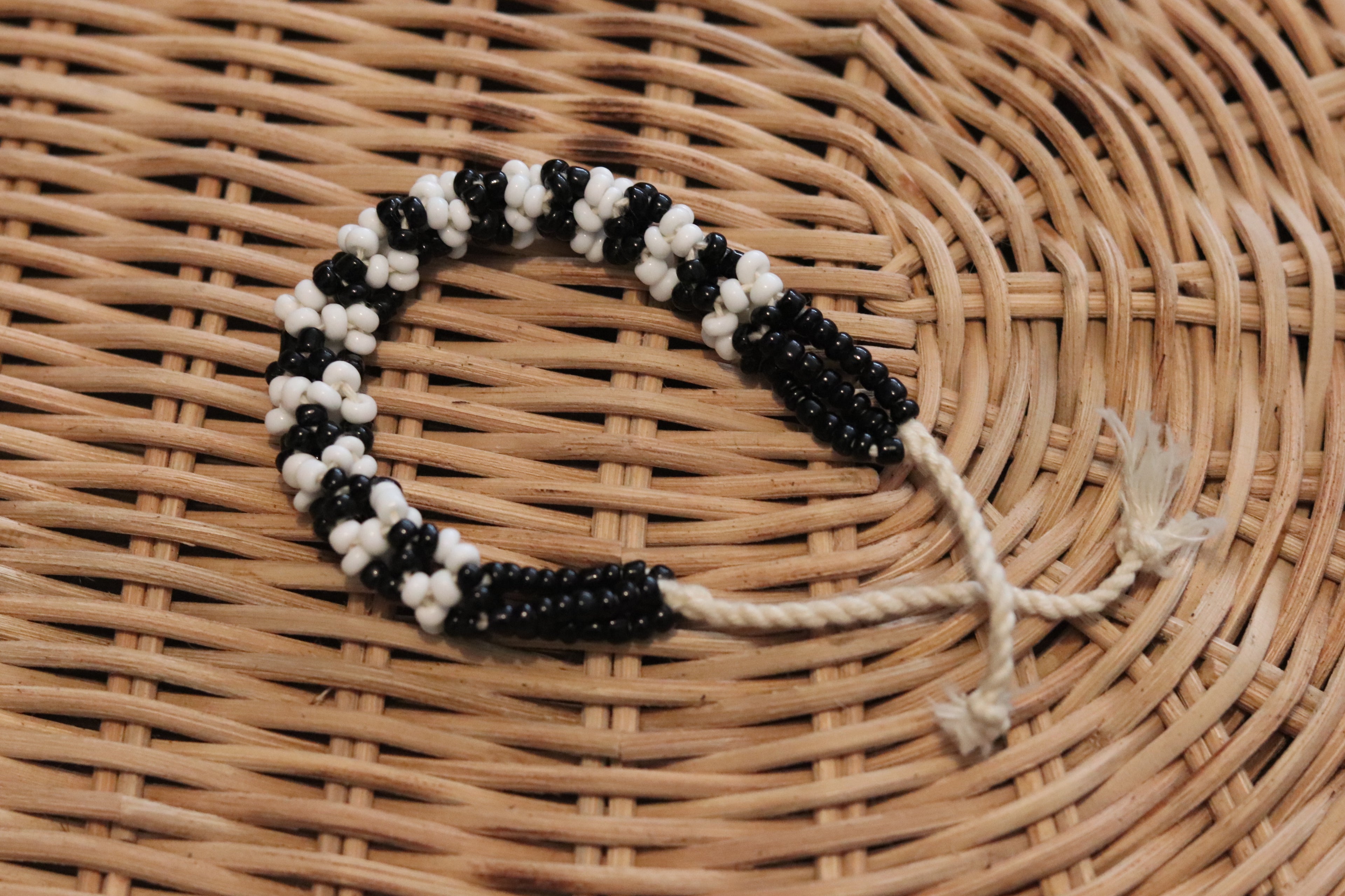 黒と白のブレスレット (太め)