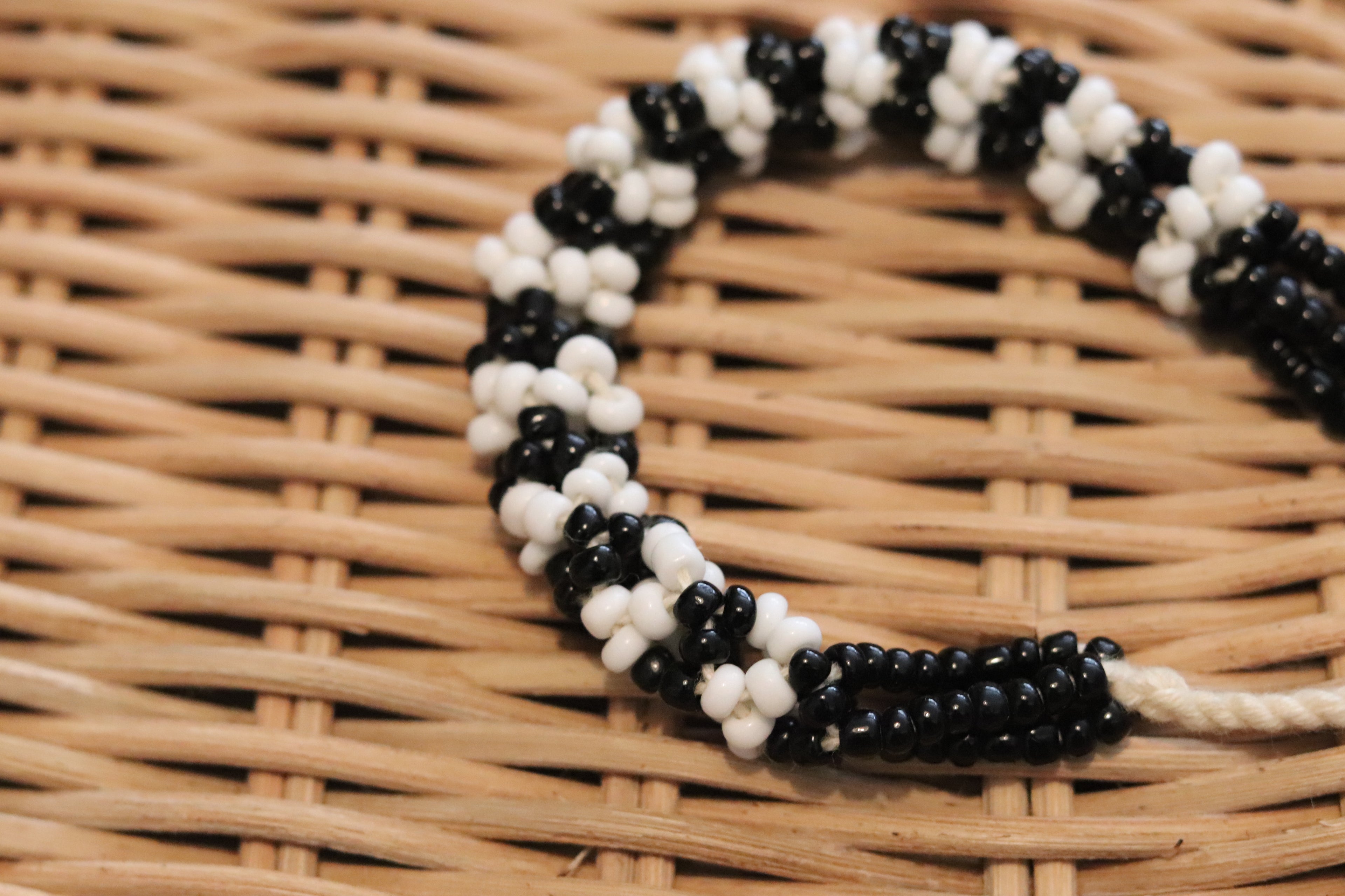 黒と白のブレスレット (太め)