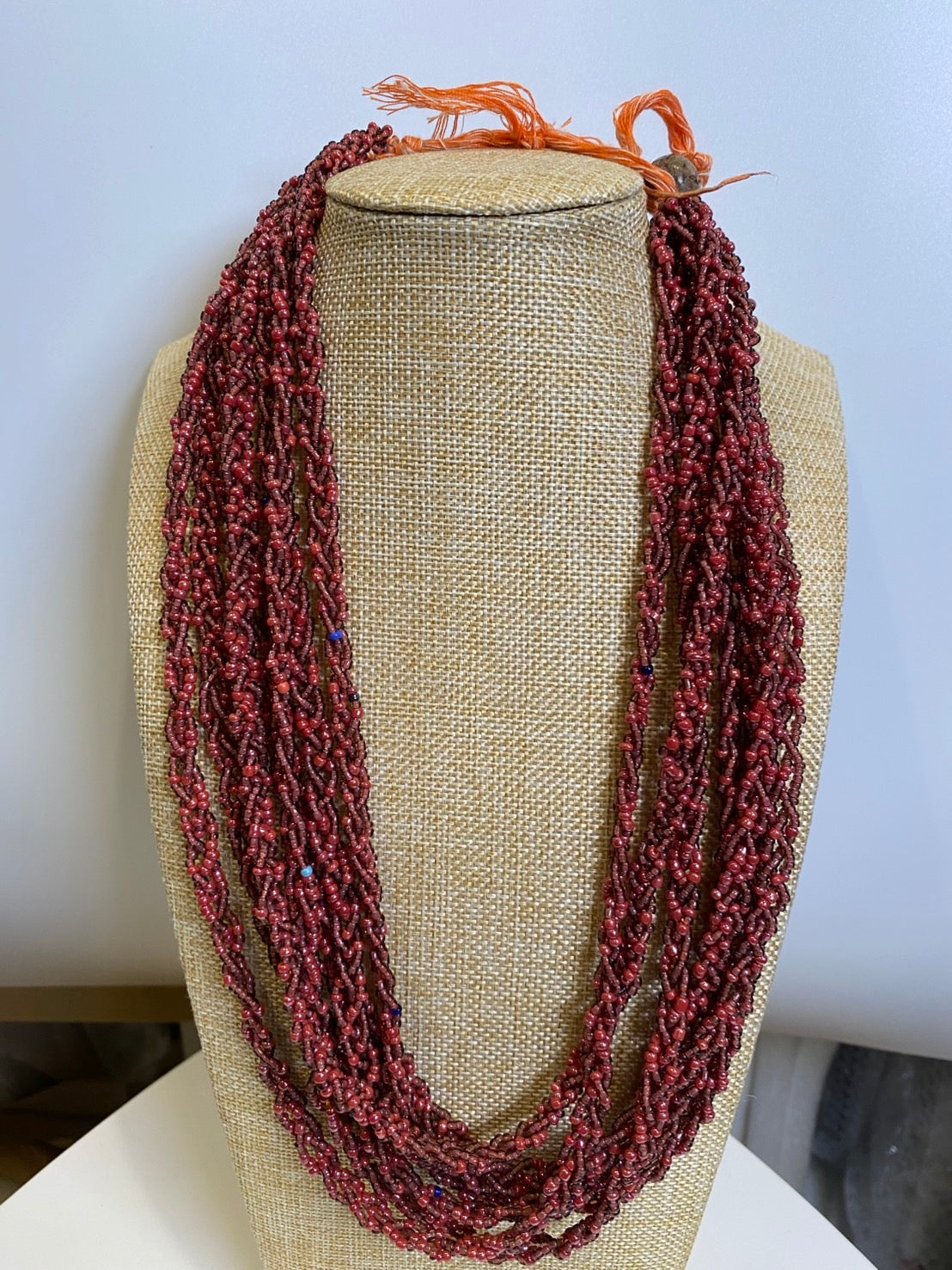 あずき色のネックレス。