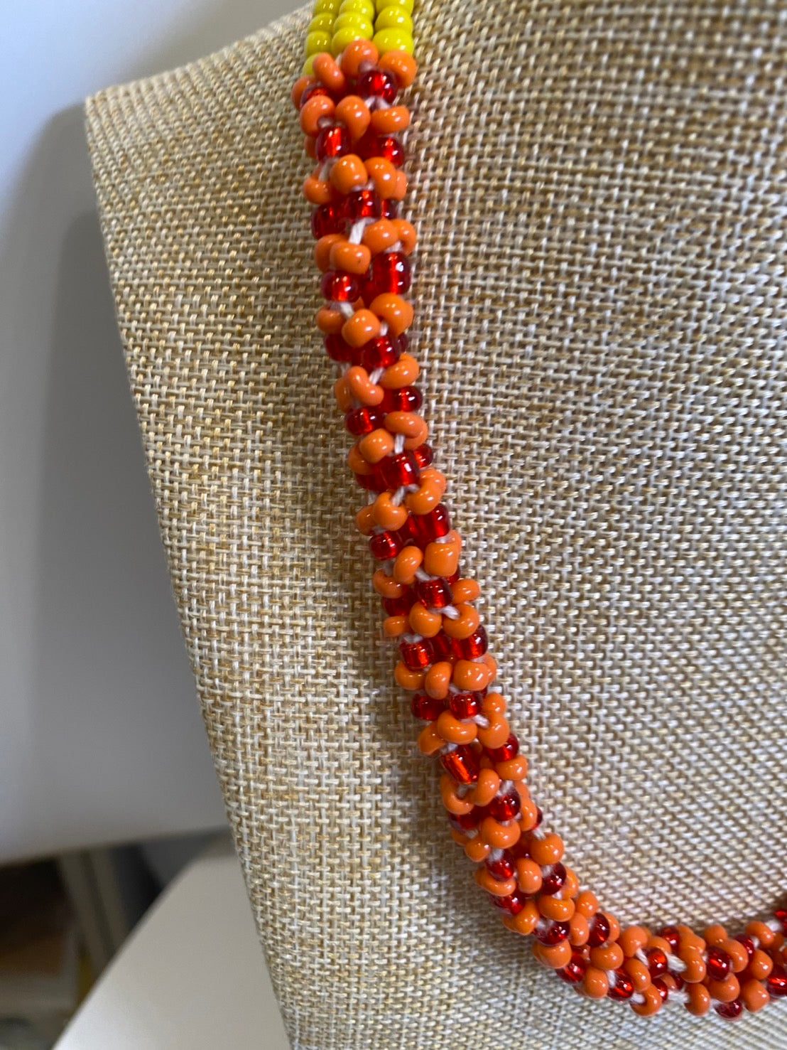 黄と橙色のネックレス。