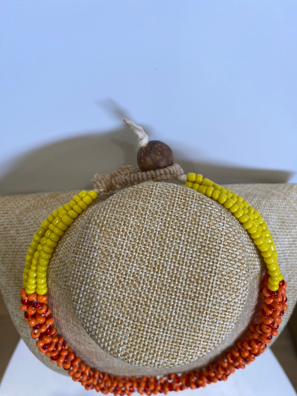 黄と橙色のネックレス。