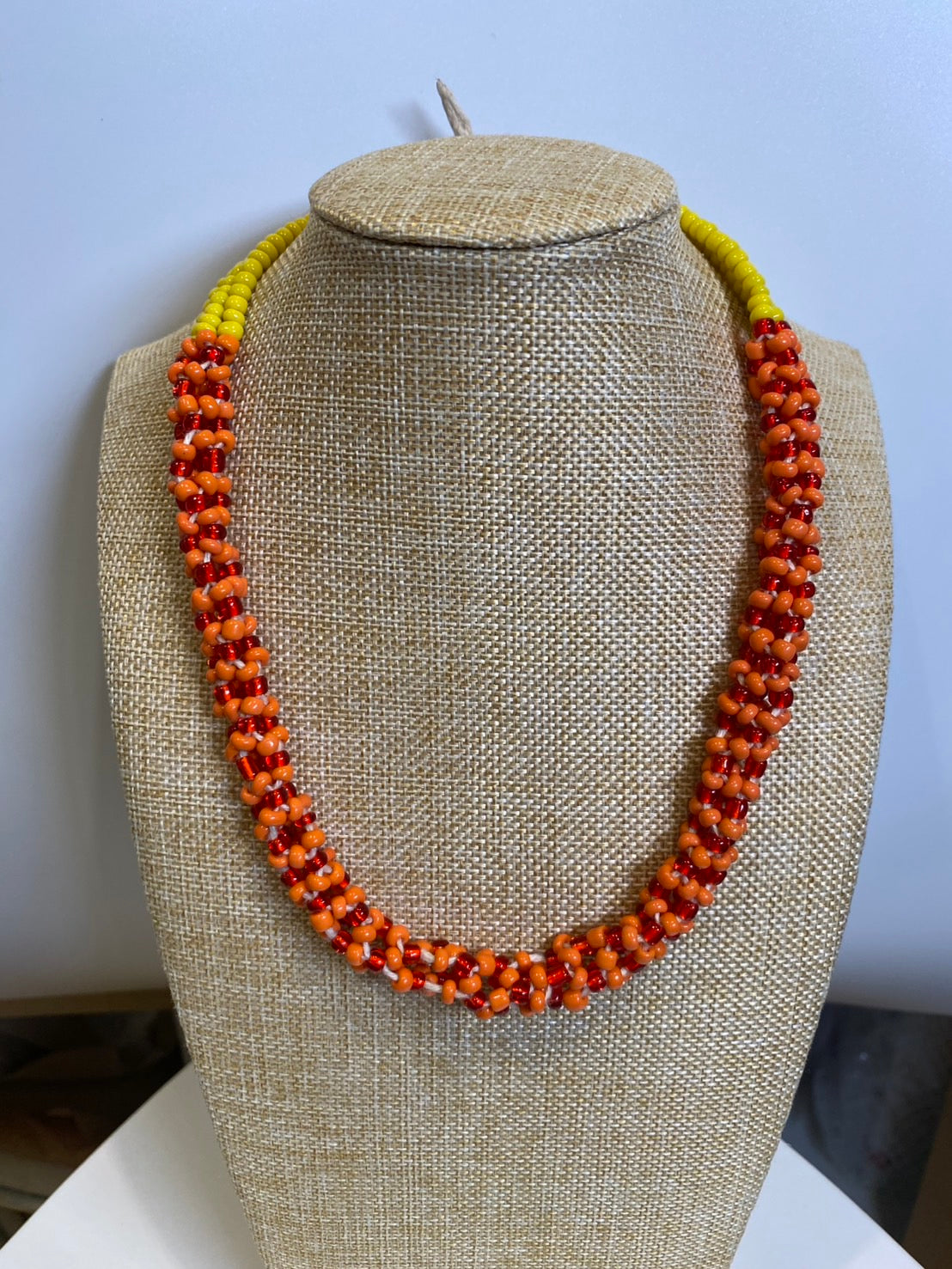 黄と橙色のネックレス。