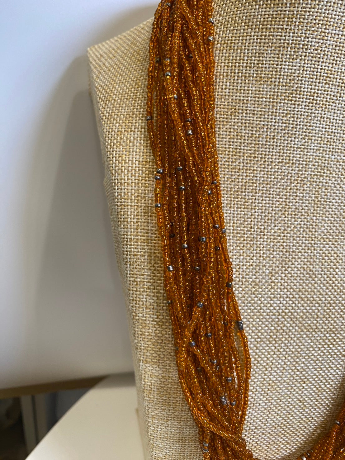 橙色のネックレス。