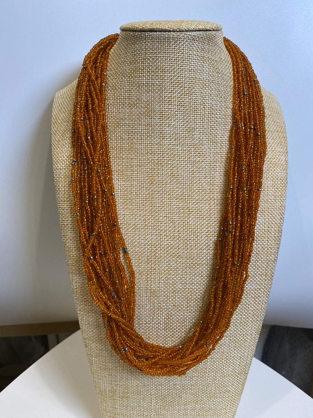 橙色のネックレス。