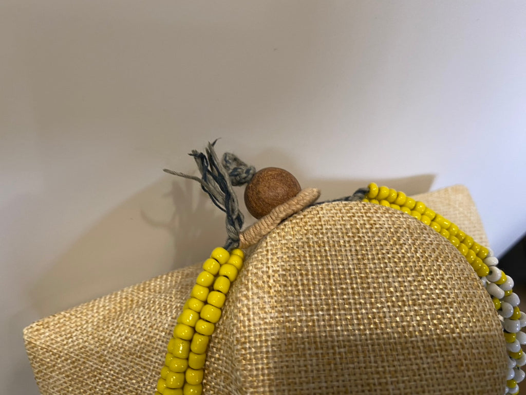 白と黄色のネックレス。