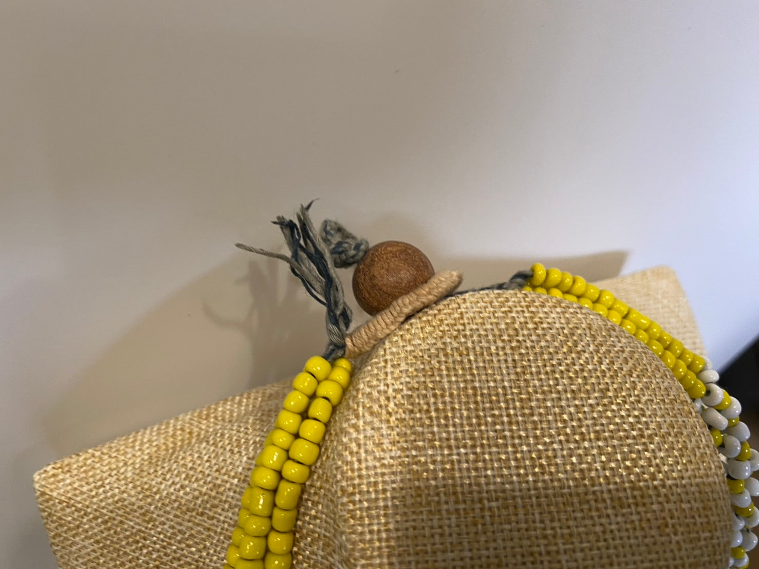 白と黄色のネックレス。