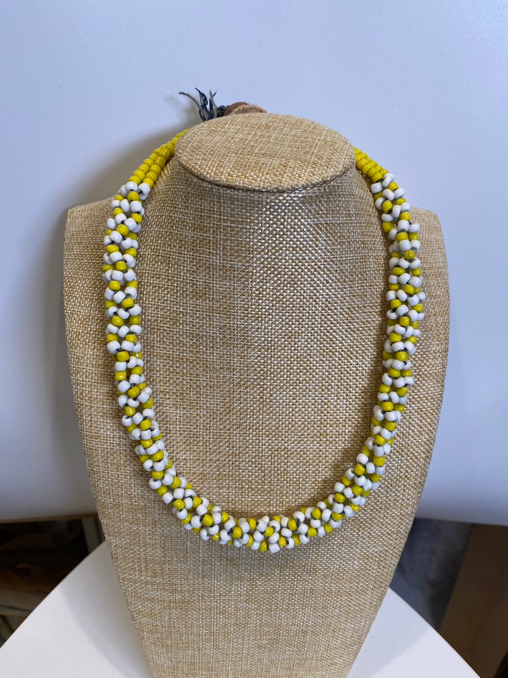 白と黄色のネックレス。