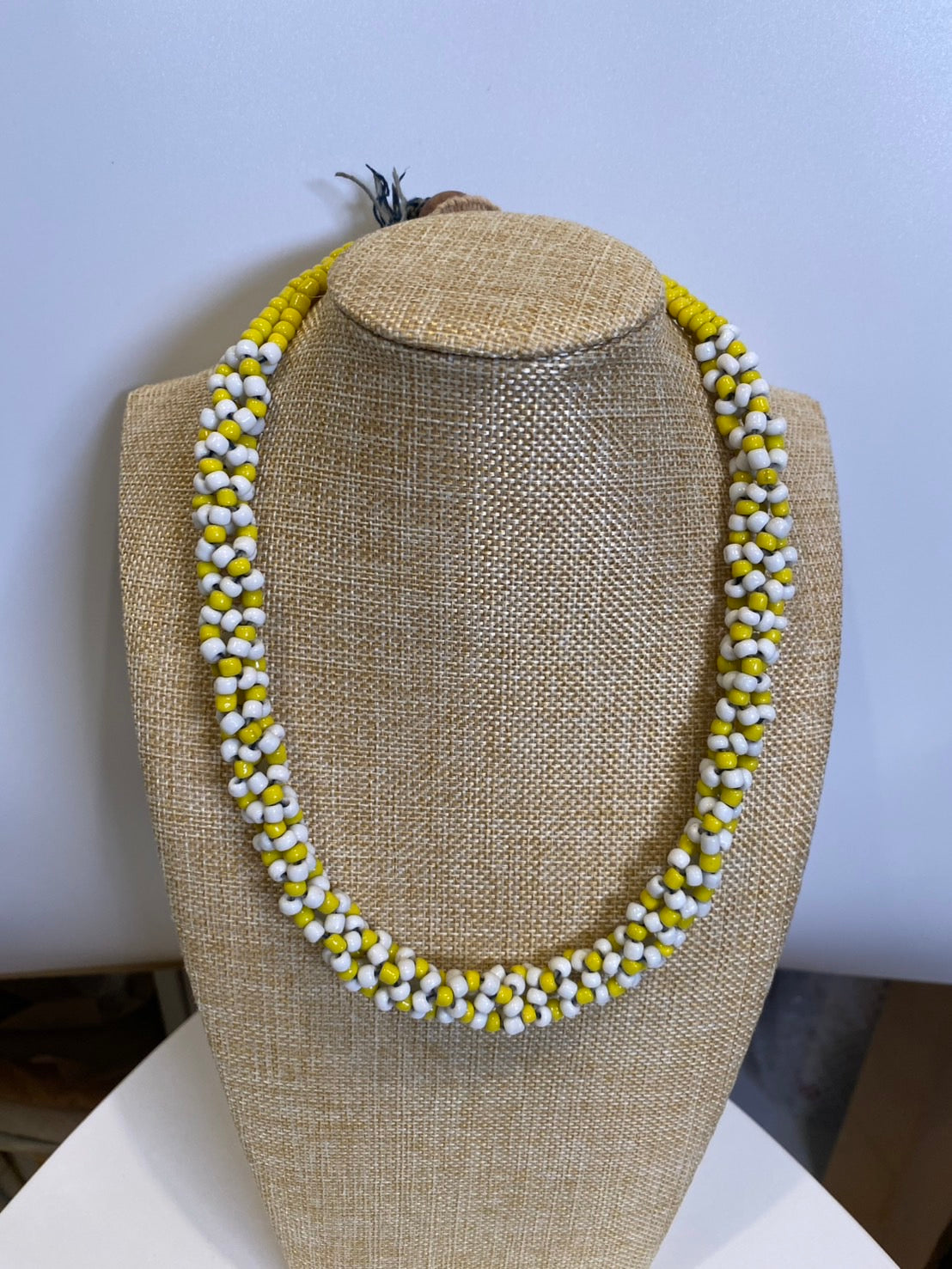 白と黄色のネックレス。