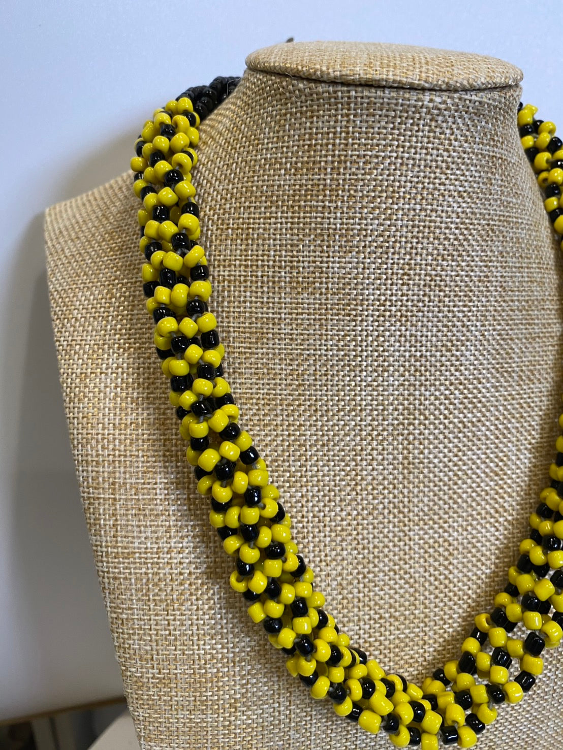 黒と黄色のネックレス