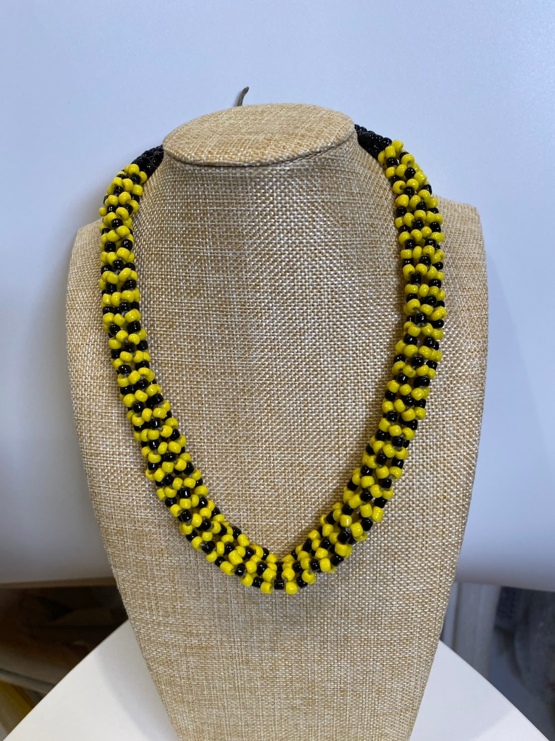 黒と黄色のネックレス