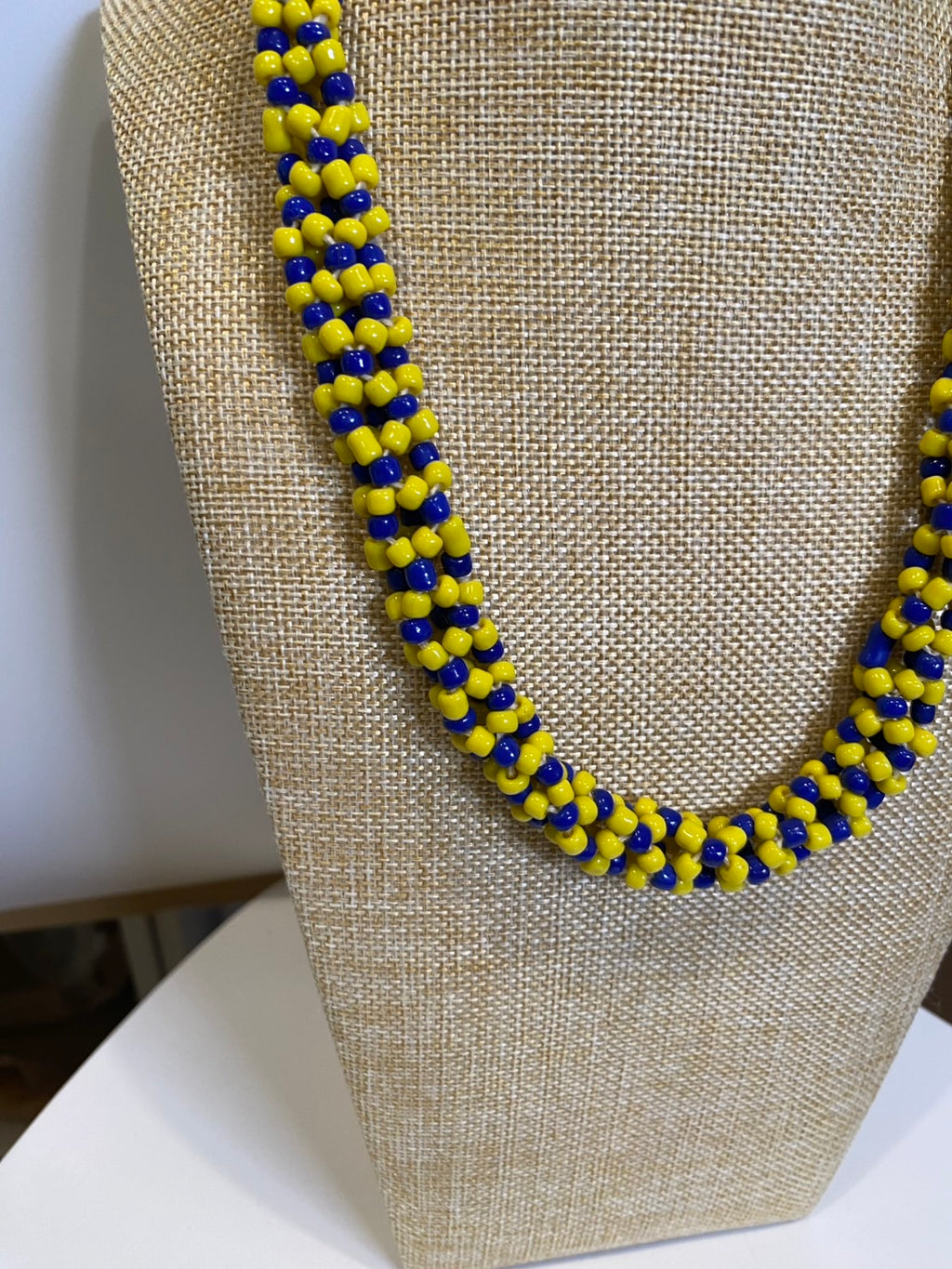 黄色と青のネックレス