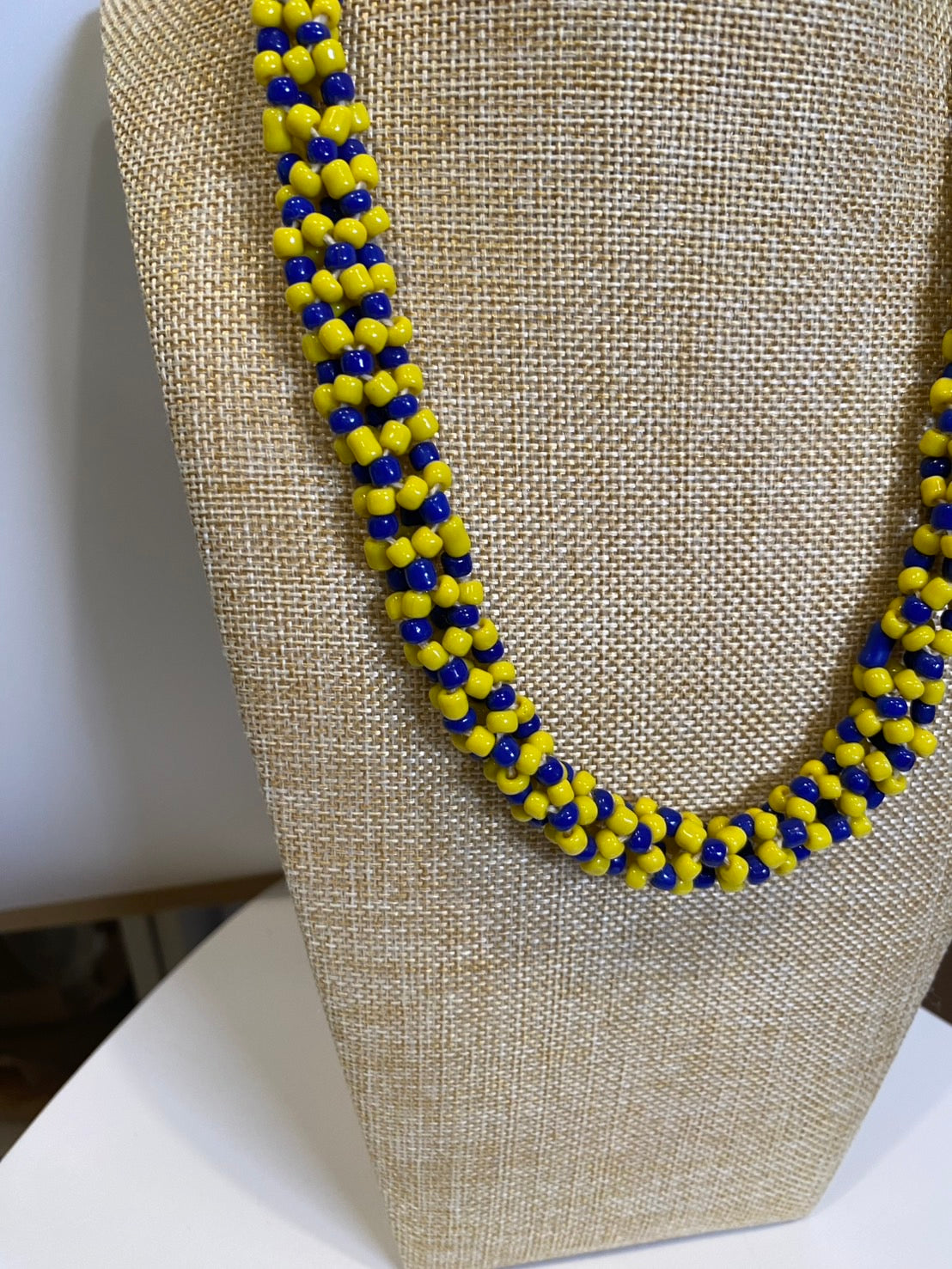 黄色と青のネックレス