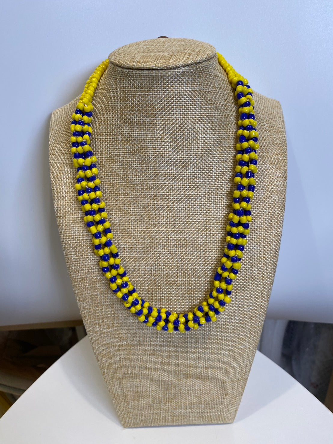 黄色と青のネックレス