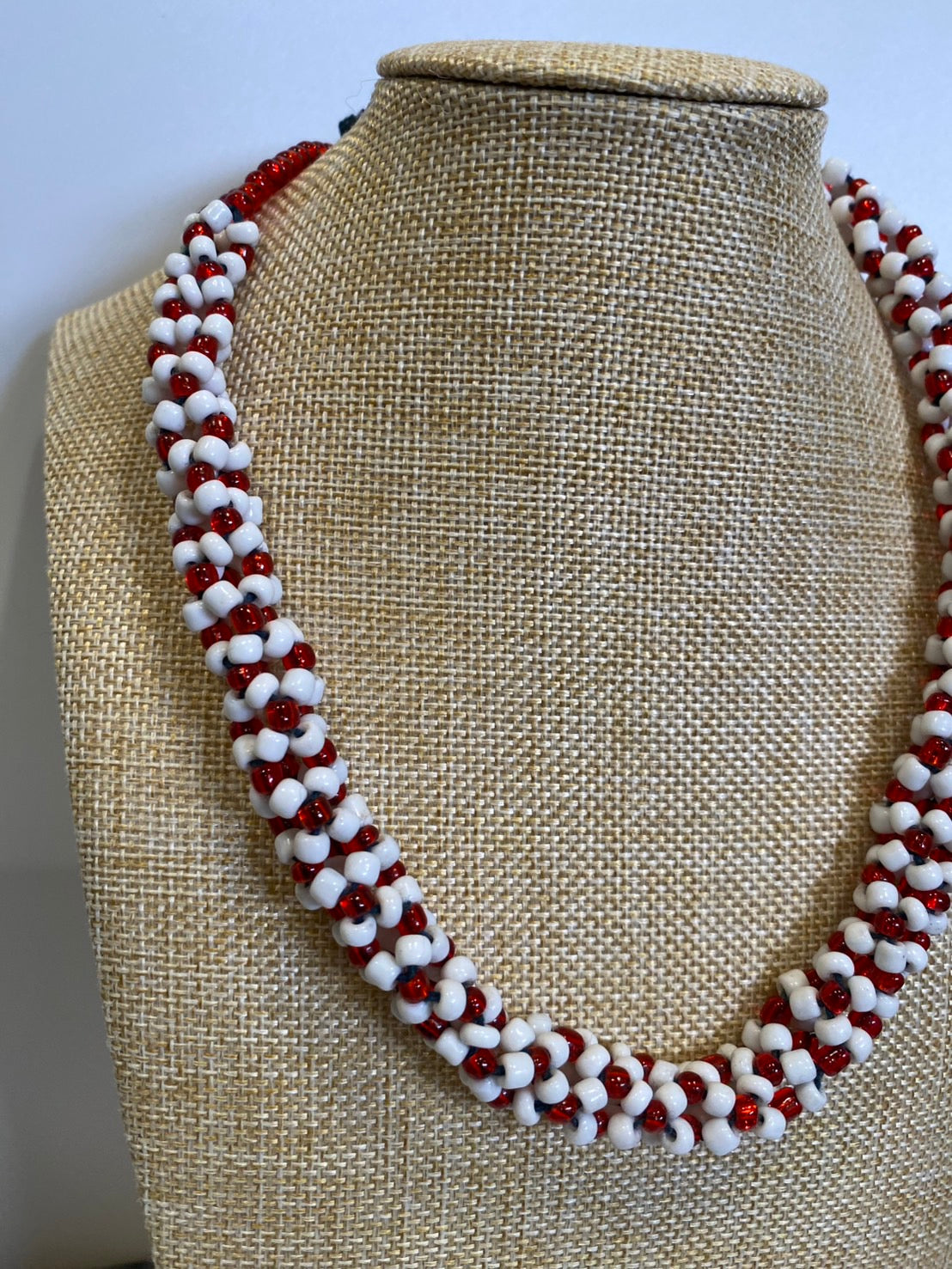 赤と白色のネックレス。