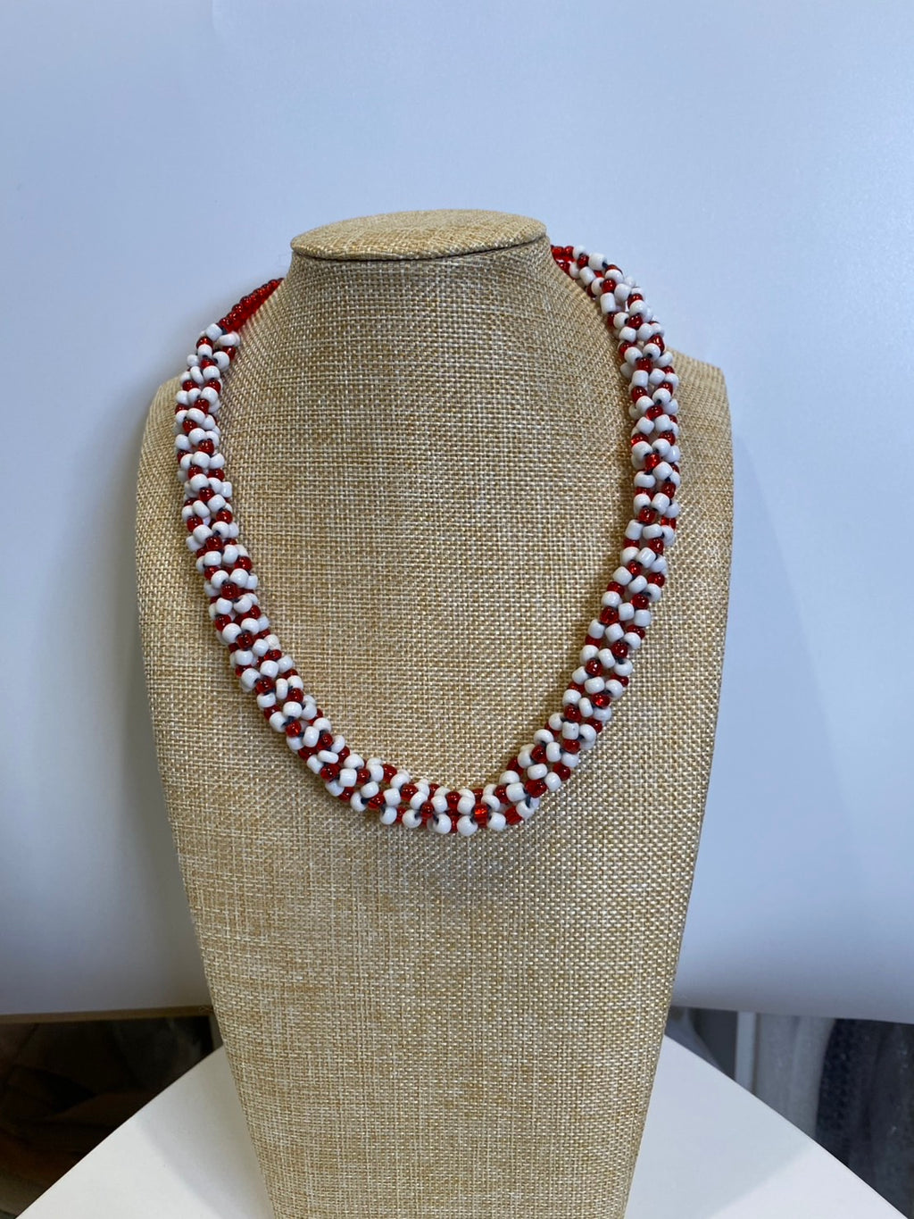 赤と白色のネックレス。