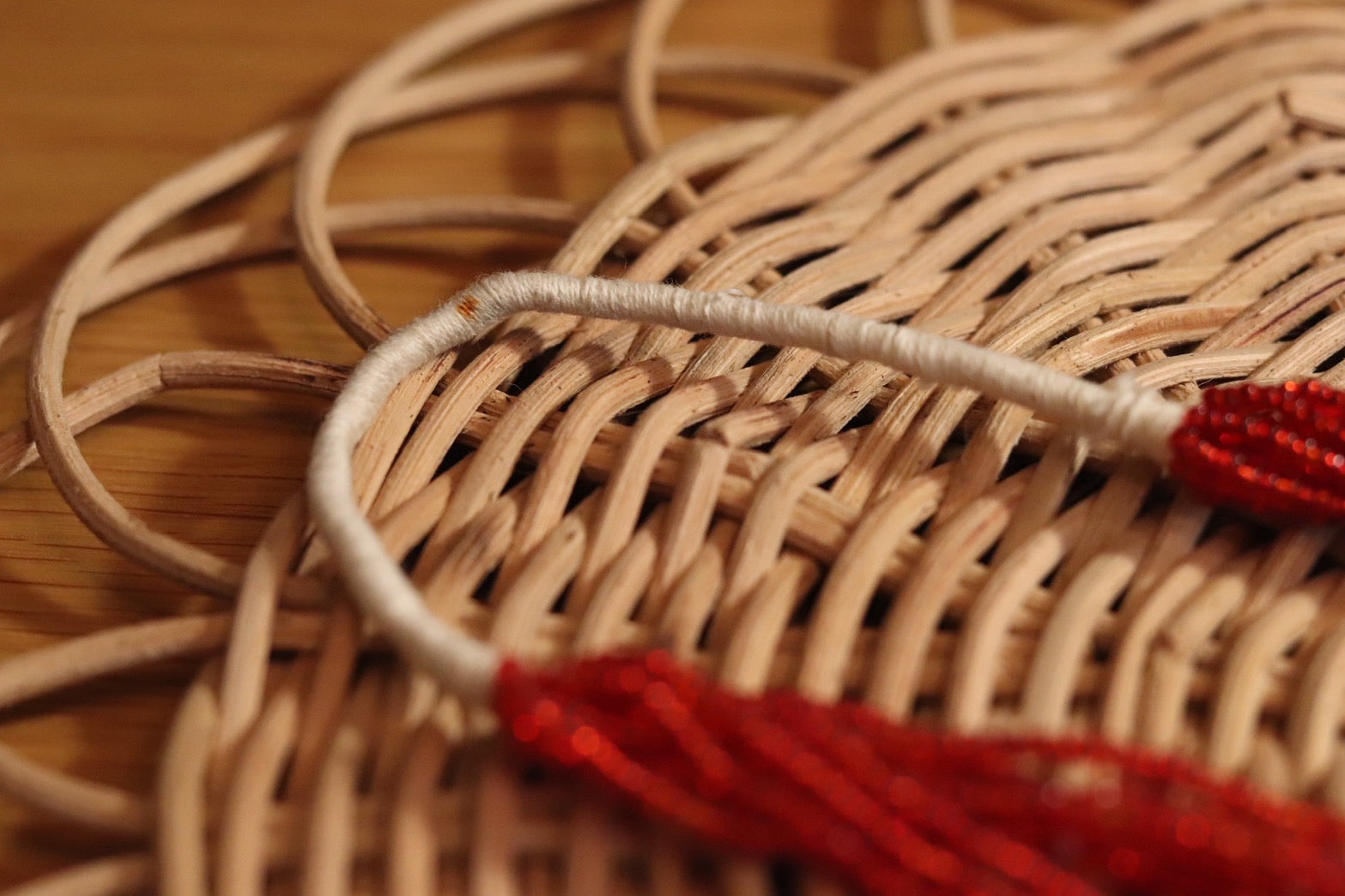 赤と白の長いネックレス。