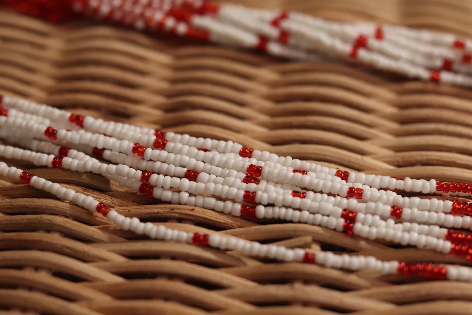 赤と白の長いネックレス。